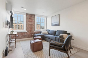 Roav Stays - J and K on Main Luxury Apartment 405